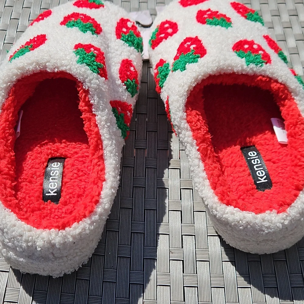 NEW WITH TAGS Kensie Size 6/7 Ivory Red Strawberries Fuzzy Memory Foam Slippers - Picture 13 of 17